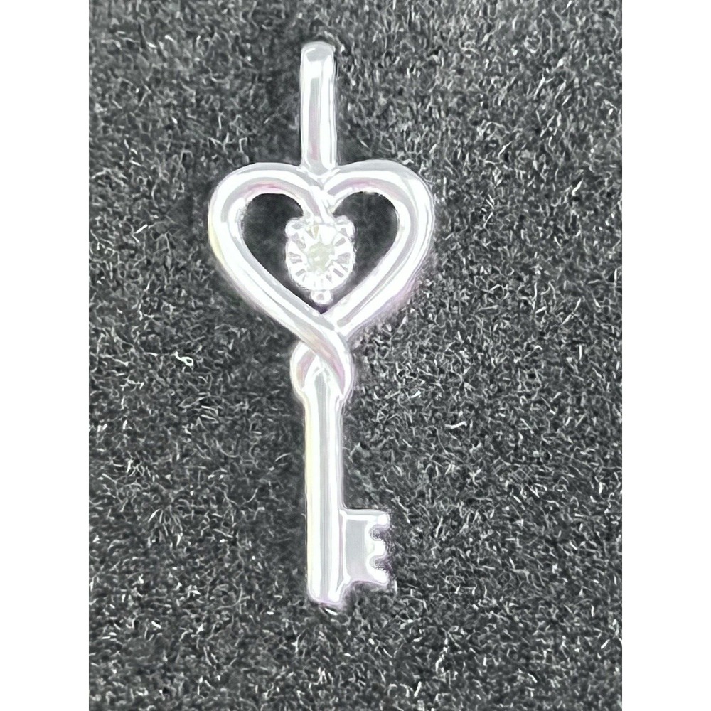 NEW KEY PENDENT WITH NATURAL DIAMOND.‎ 1" ON 925 (586)